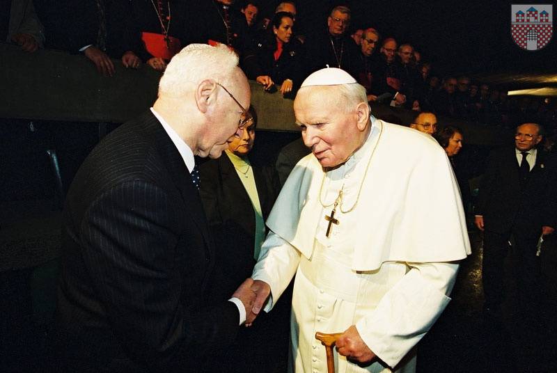 : Eli Zborowski był jednym z sześciu osób, które przywitały papieża Jana Pawła II w dniu 23 marca 2000 roku w Instytucie Yad Vashem. Fot. Yad Vashem